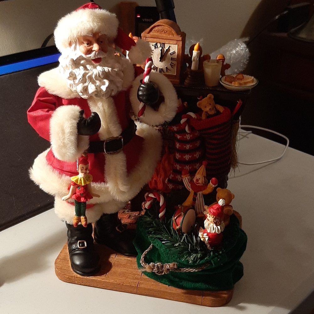 1/2 Price🔻KIRKLAND SIGNATURE COLLECTION SANTA & TOY SACK AT FIREPLACE